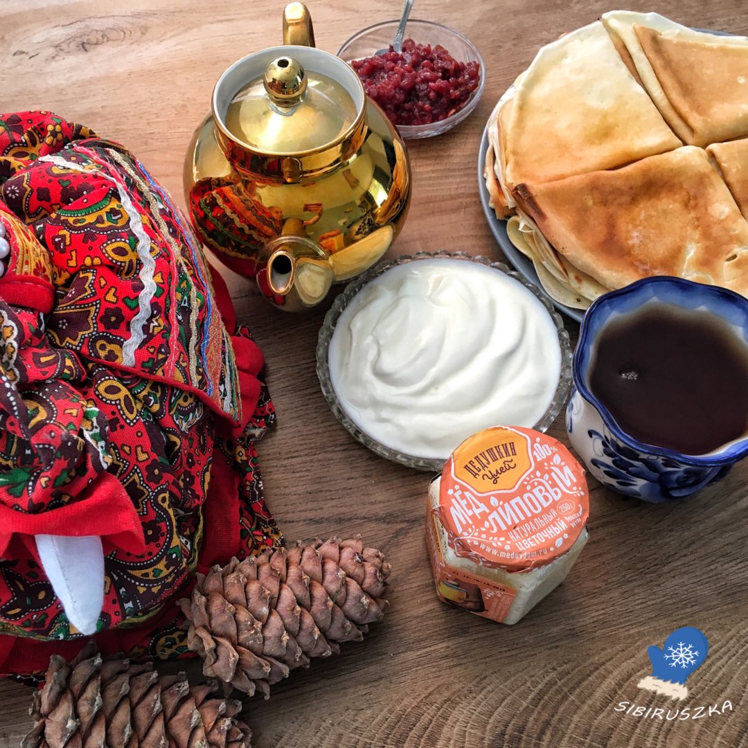 _sibiruszka's tweet photo. ☕️Na Syberii zwyczajowo pije się DUŻO herbaty (sarkastycznie - wiadrami) z dużą ilością cukru. 
☕️Ciekawą cechą jest zwyczaj pić herbatę (пить чай) z konfiturą (с вареньем), nie wyciągając łyżki z kubka podczas picia 😀
Kto lubi herbatę? #чай #imsiberian #rosja #syberia https://t.co/ZeWACMNmT4