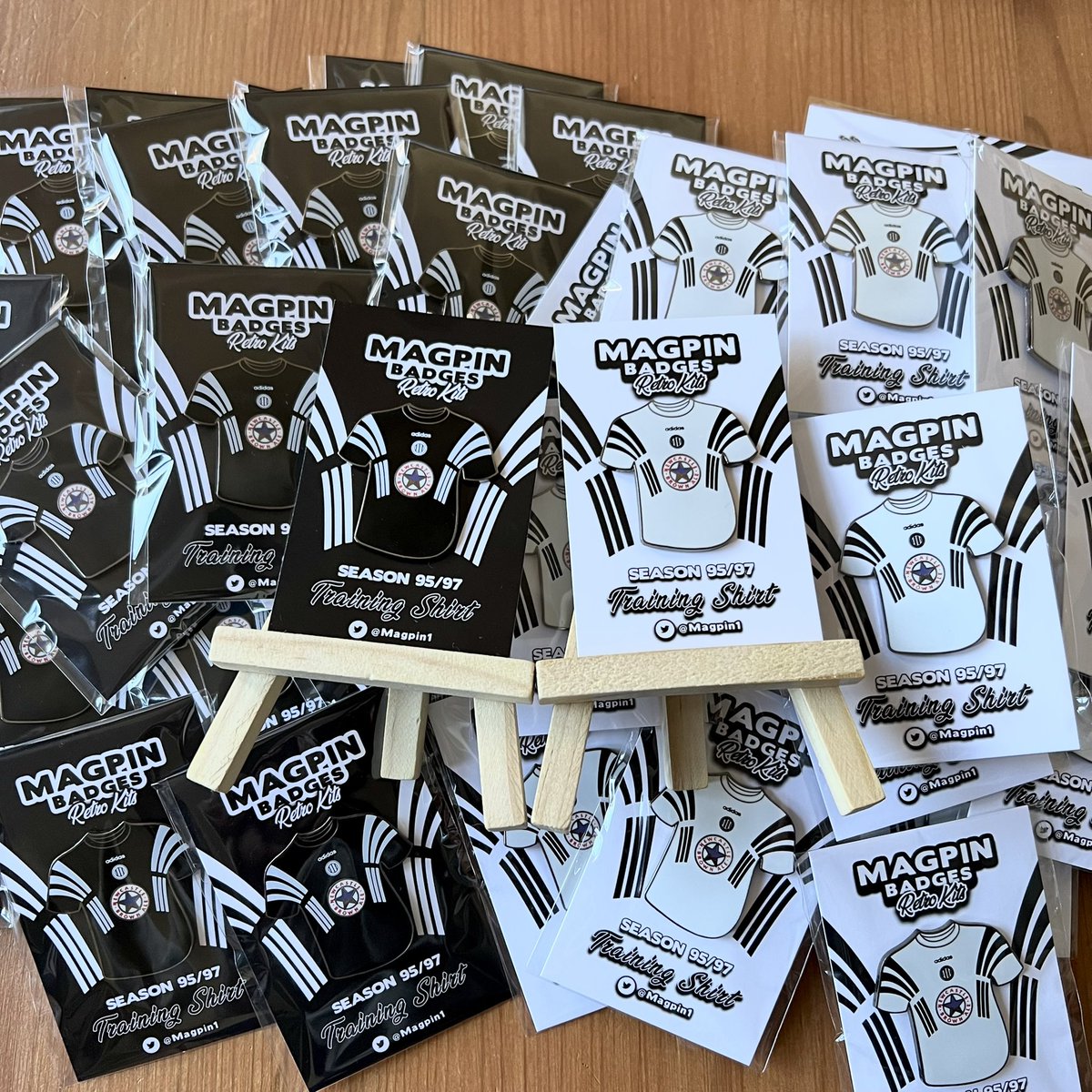 New ‘Retro Kit’ badges go on sale this Saturday 12pm. 

95/97 Training Shirts ⚫️⚪️

To be in with a chance to win both of these badges simply;

- Retweet this tweet 🔁
- Follow the page ✅ <a href="/Magpin1/">Magpin</a> 

Winner announced just before the badges go on sale at 12pm. Good luck! #NUFC