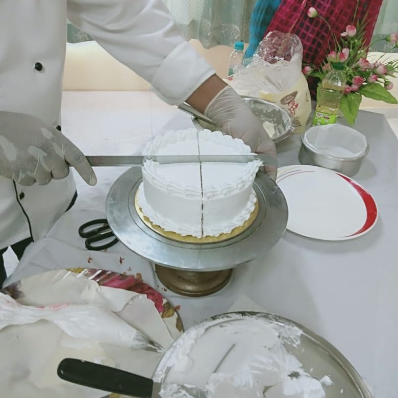 pfws1's tweet photo. To hone the culinary skills of our @DelhiPolice families, a 4 day #Bakery workshop is being conducted at #JyotiNagar welfare centre in association with #ShagunSweets. Their master baker, Mr Shamim is teaching our ladies several recipes &amp; methods of icing &amp; baking.

#WorldFoodDay https://t.co/risNCwGZB5