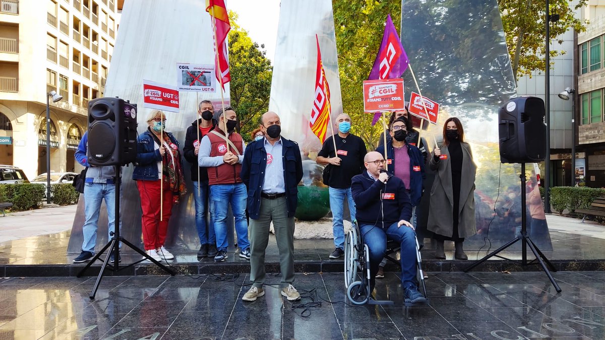 Hoy nos hemos concentrado para condenar los ataques fascistas a la sede de nuestro sindicato hermano CGIL, ocurridos en Roma la pasada semana #NoMásFascismo
#SiamoTuttiCgil
<a href="/Fespugtaragon/">Servicios Públicos de UGT Aragón</a>