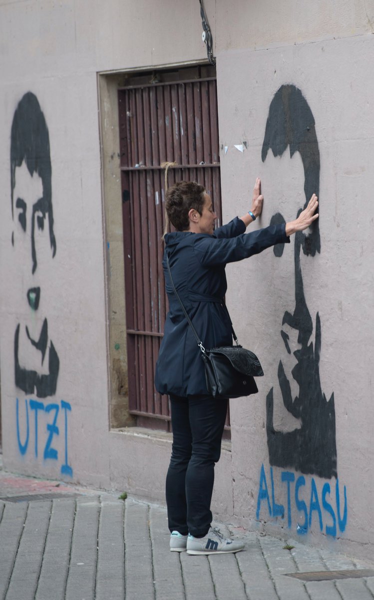 BelPozueta's tweet photo. Encarcelaron a nuestros hijos en un juicio político plagado de irregularidades, criminalizaron a todo un pueblo con falsas acusaciones y nos hicieron sufrir una injusticia que aún hoy perdura.

Pero sus montajes no pudieron destruir la fuerza que nos guía 5 años después. #Altsasu https://t.co/HYuFeohVfq