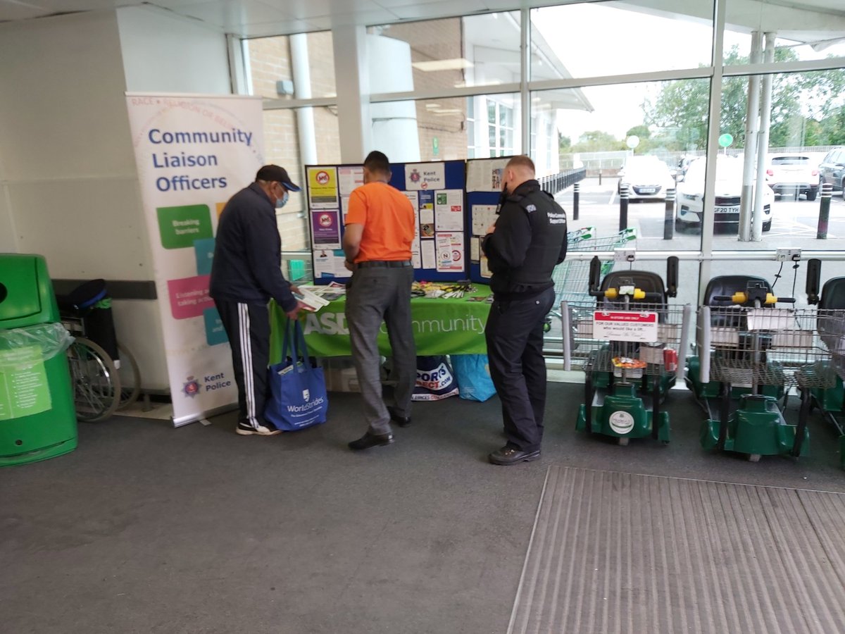 KentPoliceMed's tweet photo. Incredibly busy engagement for #NationalHCAW @asda #Chatham. Strong partnership working by #CommunityLiaisonOfficer Bob Mahay, #WeStandTogether #HCAW2021.
Feel safe when communities work together @kent_police #PCSO Brad @MedwayCSP Alex #ASBofficer @KentPoliceDandI https://t.co/9Jr7Z4Gs3r
