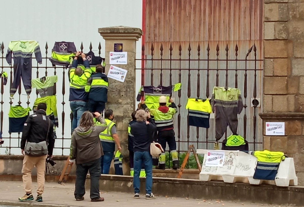 galizaCIG's tweet photo. 📣O persoal de #ElectroRayma esixe solucións que garantan o mantemento dos empregos e o cobro dos salarios
🦺Este venres continuaron coas protestas colgando os buzos ás portas de #Navantia e concentrándose no edifico de Facenda en #Ferrol
ℹ️ https://t.co/qtNUfxOrJx https://t.co/72RDVCl0MV