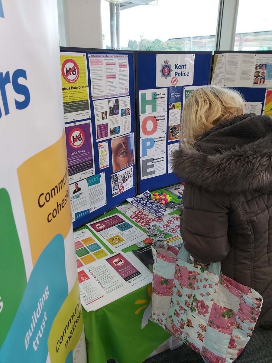 KentPoliceMed's tweet photo. Incredibly busy engagement for #NationalHCAW @asda #Chatham. Strong partnership working by #CommunityLiaisonOfficer Bob Mahay, #WeStandTogether #HCAW2021.
Feel safe when communities work together @kent_police #PCSO Brad @MedwayCSP Alex #ASBofficer @KentPoliceDandI https://t.co/9Jr7Z4Gs3r