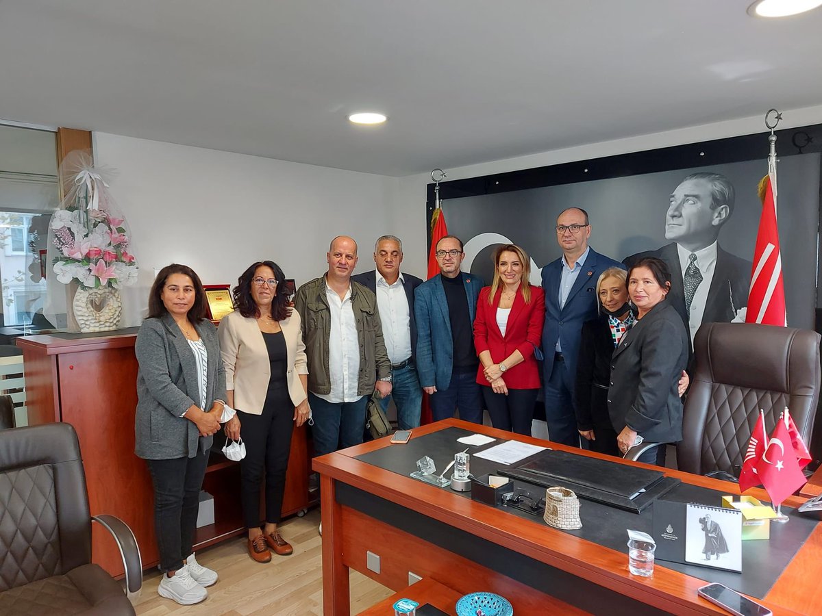 yesimagirman's tweet photo. İktidara giden yolda umudu örgütleyen, dayanışmayı büyüten kadrolarımızla çalışma süreçlerimizi değerlendirme toplantılarımızın bugünkü durağı Bayrampaşa.
İlçe Kadın Kolu Başkanımız Arzu Doyran, yönetimi ve meclis üyelerimize keyifli ev sahiplikleri için teşekkür ediyorum. https://t.co/kftX3HcEQy