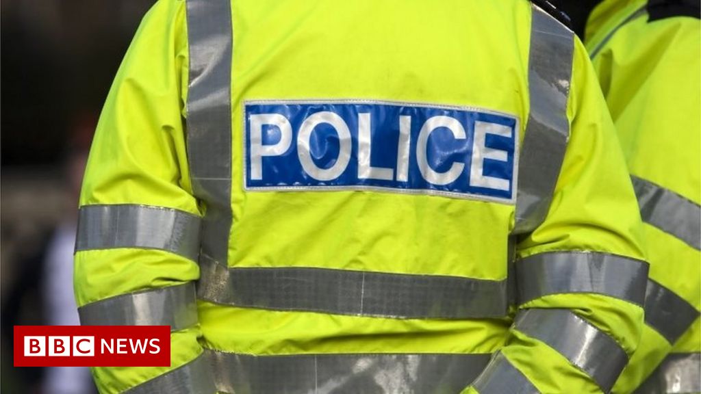 BBCSussex's tweet photo. A man impersonating a police officer has been arrested on suspicion of kidnapping a teenage girl in #Crawley
https://t.co/MtOc3DaOXH https://t.co/tAfq390MtL
