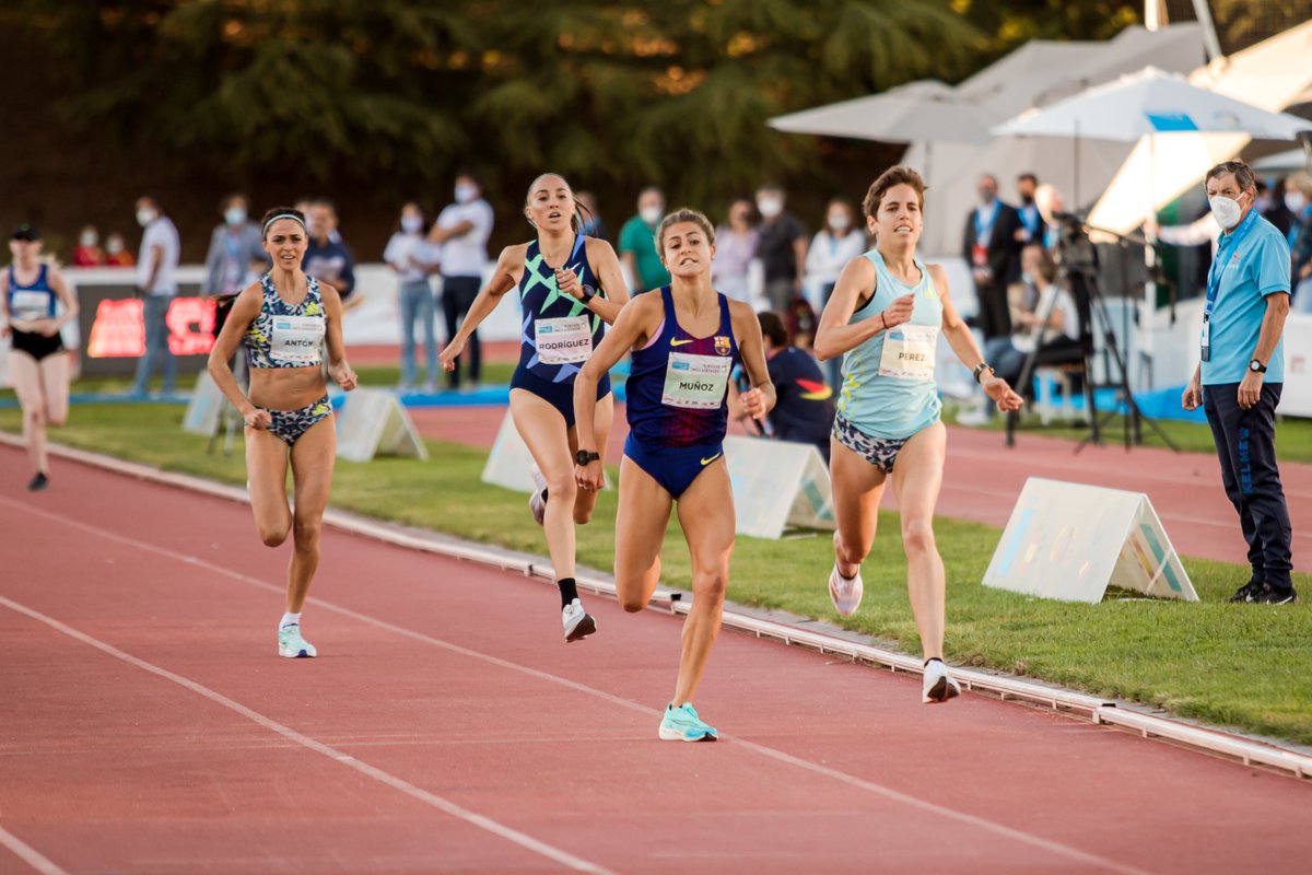 F_Sanitas's tweet photo. Así es como disfrutamos del Atletismo en los #JuegosInclusivos con las pruebas de salto de longitud, Lanzamiento de peso, 100m, 1500m y 4x100 @atletismoRFEA https://t.co/b1tD0WtwUV