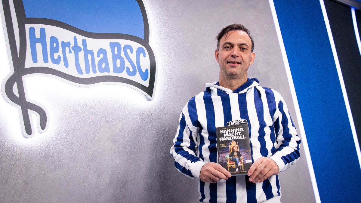 #SGEBSC Hertha030 - Matchday Warmup! Heute zu Gast: <a href="/Bob_Hanning/">Bob Hanning</a>. 👀 Spannender Talk über sein neues Buch 📖 "Hanning macht Handball", seine Beziehung zu Hertha und vieles mehr! Ab 17:00 Uhr auf tv.herthabsc.com. 📺

#GemeinsamHertha #HaHoHe <a href="/FuechseBerlin/">Füchse Berlin</a>