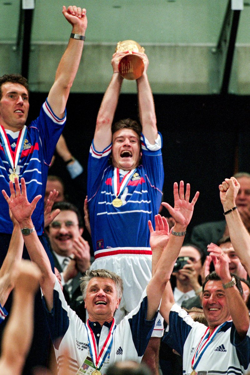RMCsport's tweet photo. 🇫🇷🎂 Joyeux anniversaire à l'homme qui a terminé le jeu du football français, 5⃣3⃣ ans pour lui aujourd'hui ! https://t.co/XzDEoDWvgm