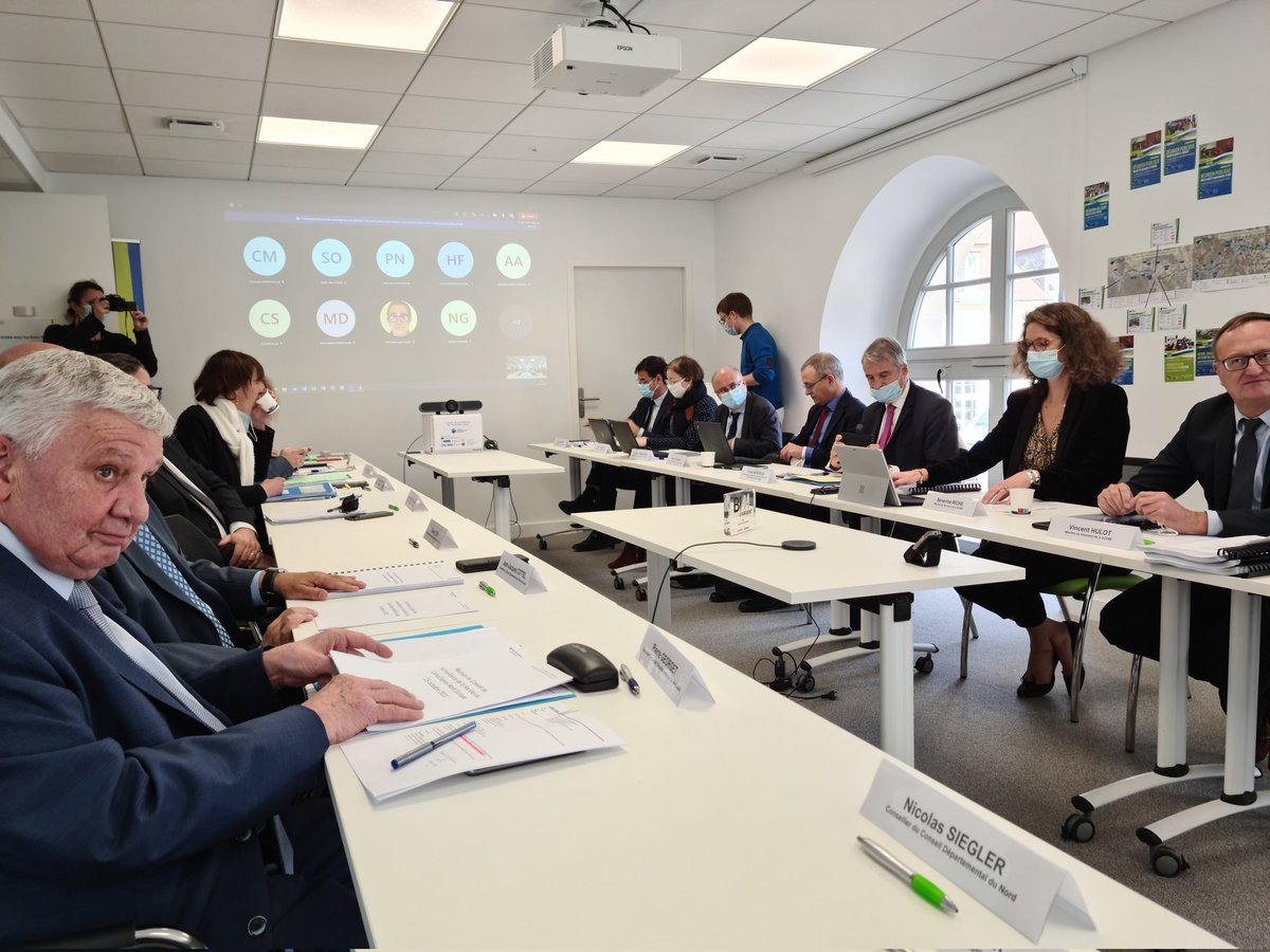 Conseil de surveillance du canal Seine Nord à Compiègne cet après midi. <a href="/xavierbertrand/">Xavier Bertrand</a> Préside cette instance et accueille  le professeur Balazs représentant de la commission européenne <a href="/hautsdefrance/">Région Hauts-de-France</a> <a href="/CanalSNE/">Canal Seine-Nord</a> <a href="/Europarl_FR/">Parlement européen en France</a> <a href="/UEFrance/">Commission européenne 🇪🇺</a>