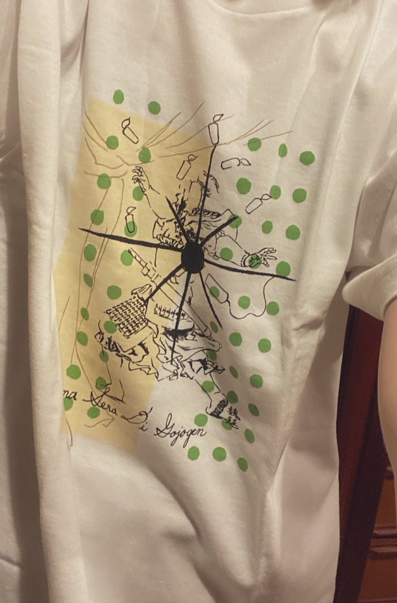 見て可愛い〜!!!可愛くはないけど可愛い!!

魏延の反骨の尻Tシャツだよ〜!もうサイズ展開がメンズのLしか残ってなかったけどいいわ!!って買いました〜💕💕

大きいけど、小柄な女性ではないので割とピッタリ✨

蝋燭とグリンピースを蹴散らして標的にされてる感じの魏ぃさん 