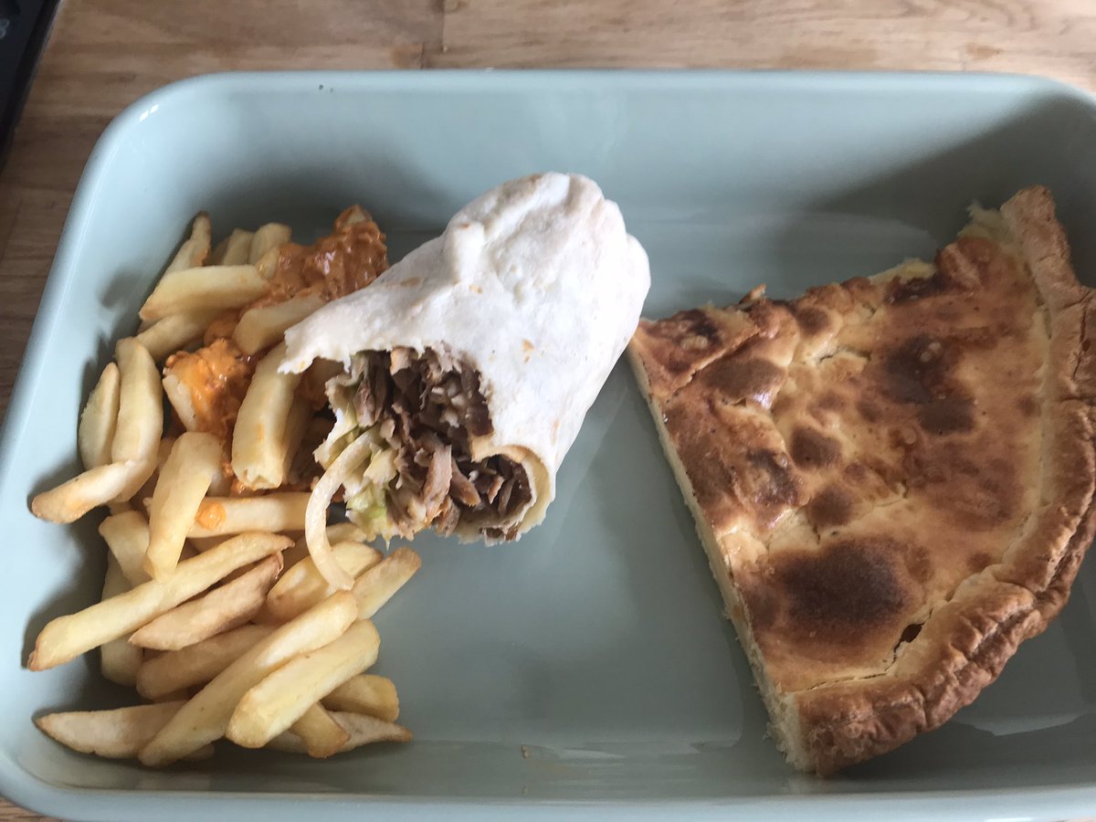 HagounFreecss's tweet photo. Ce midi, déjeuner entre traditions et modernité.
Au menu : Tarte au maroilles accompagnée de son kebab frites de la veille https://t.co/ONzCAkDNt4
