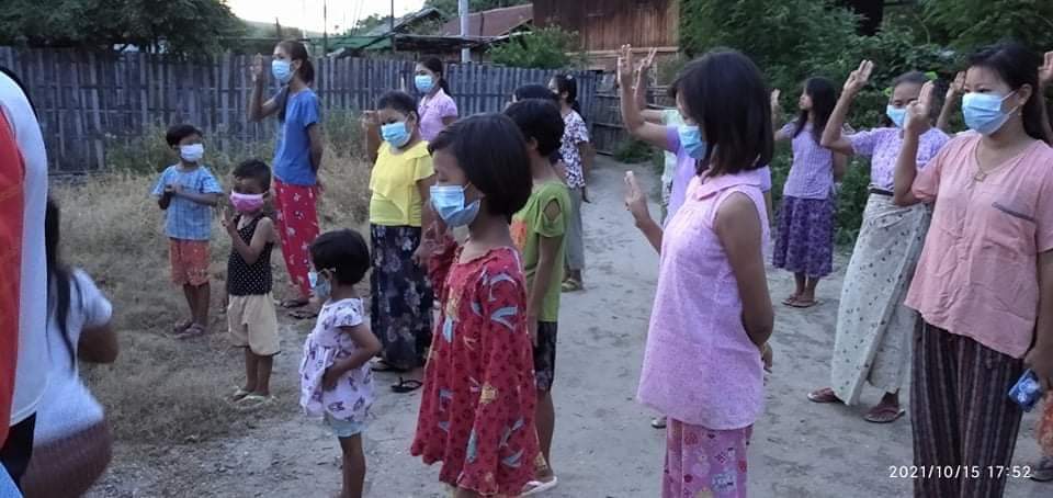 An anti-military strike was rallied and demonstrated today evening in a village of #Salingyi Tsp.
#HelpMyanmarIDPs
#Oct15Coup  
#WhatsHappeningInMyanmar