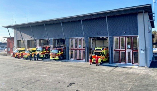 kymenpelastus's tweet photo. Haminan uuden paloaseman käyttöönottojuhlassa suoritettiin perinteinen paloletkun leikkaaminen onnistuneesti, pelastusjohtaja Vesa Parkon ja ylijohtaja Kimmo Kohvakan avustamana. #Hamina #paloasema #Kympe https://t.co/MLDh8knRvv