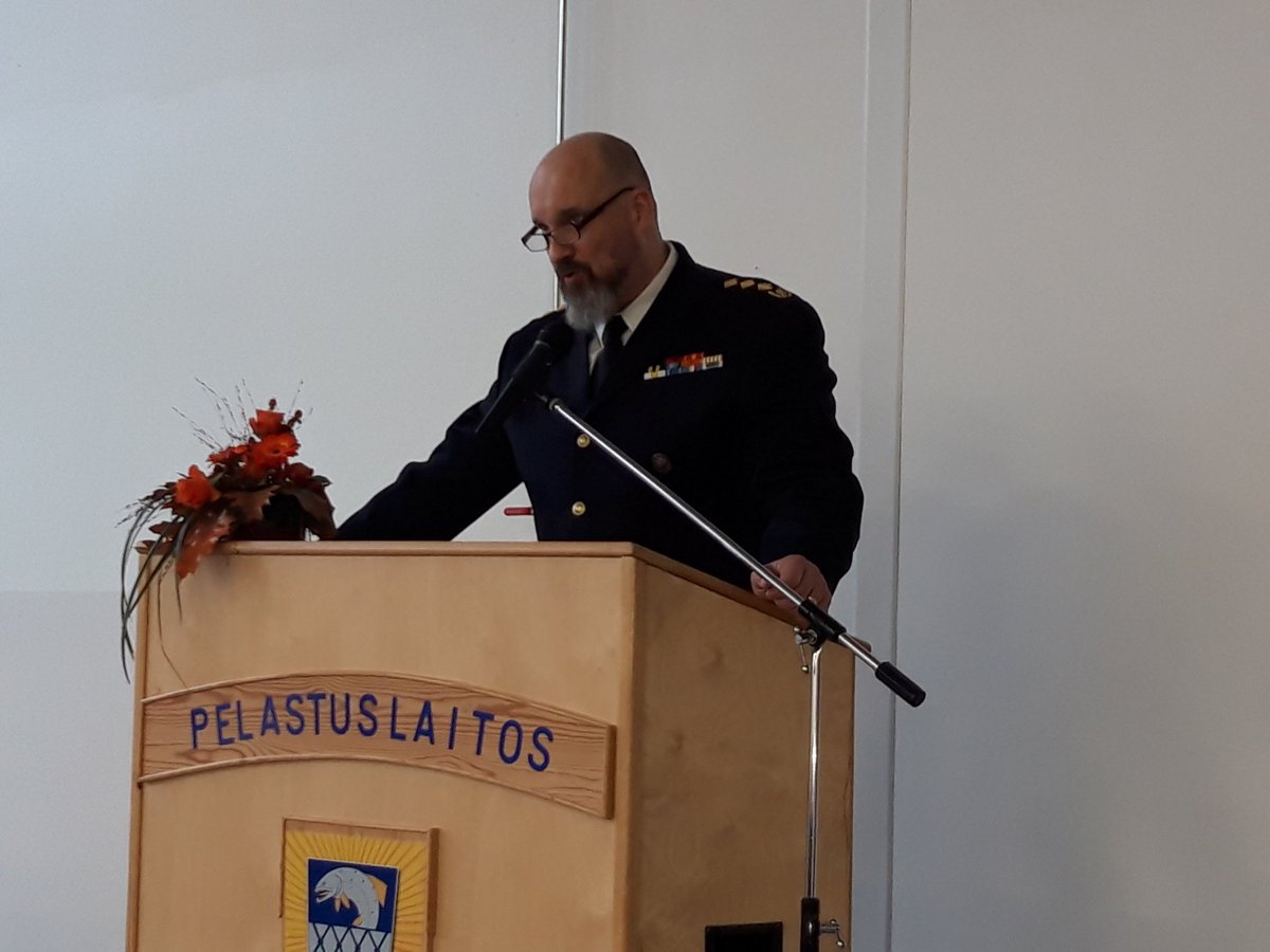kymenpelastus's tweet photo. Haminan uuden paloaseman käyttöönottojuhlassa suoritettiin perinteinen paloletkun leikkaaminen onnistuneesti, pelastusjohtaja Vesa Parkon ja ylijohtaja Kimmo Kohvakan avustamana. #Hamina #paloasema #Kympe https://t.co/MLDh8knRvv