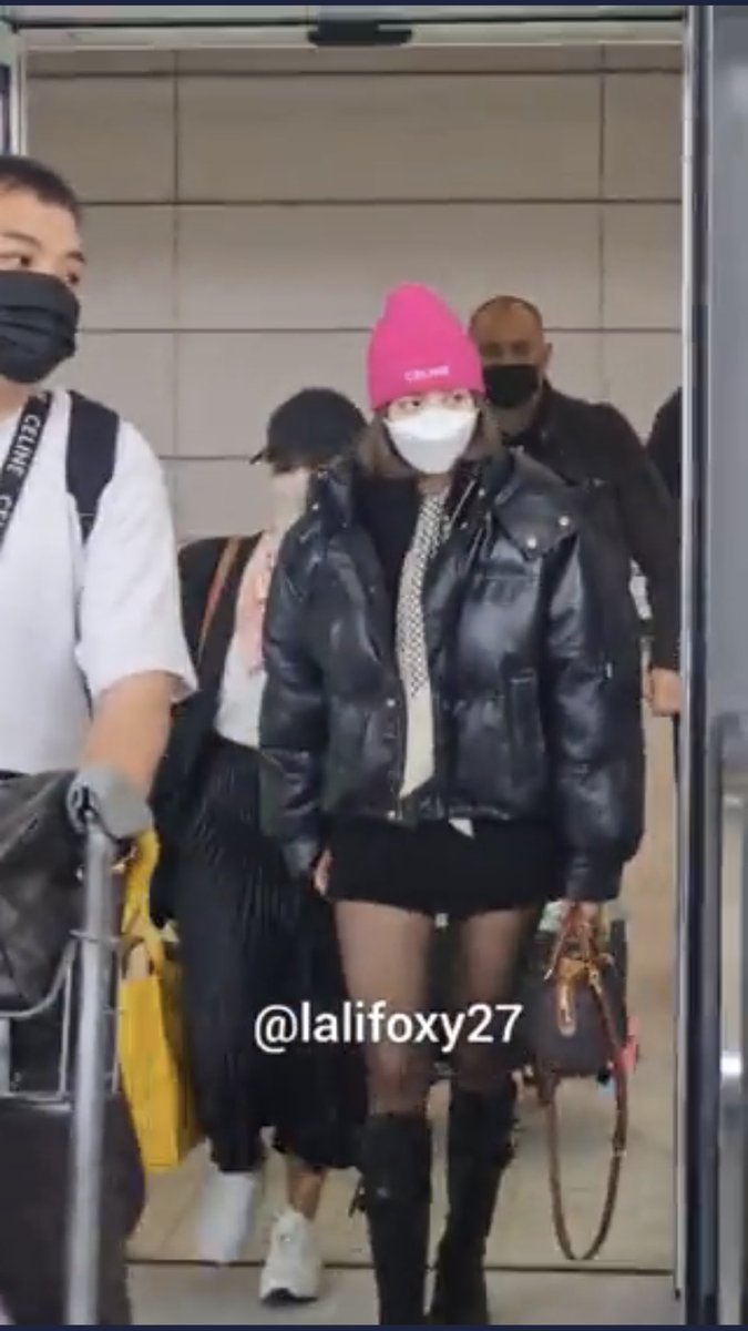 Blackpink88xo's tweet photo. the way Lisa hold her mom hand 🥺💗 https://t.co/wL7lvQ0Y07