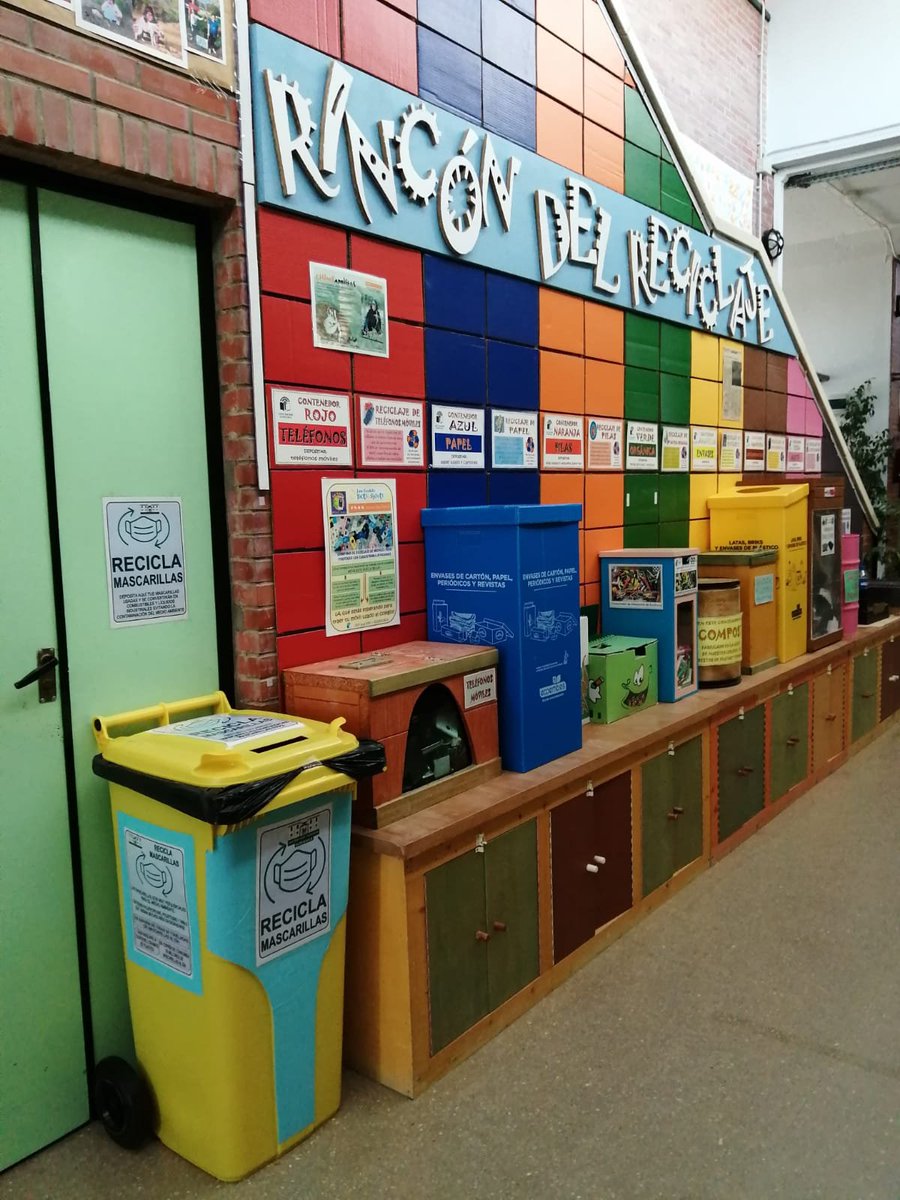 LauraLPons's tweet photo. Nuevo contenedor en el cole!   Ahora si podemos reciclar nuestras mascarillas de un solo uso. Este contenedor solo admite mascarillas quirúrgicas y ffp2. Ya no serán un problema para nuestro medio ambiente. Colaboramos!!?? 
@EcoescuelasAND  #ceipJuanXXIII https://t.co/OWWfGbiWBH