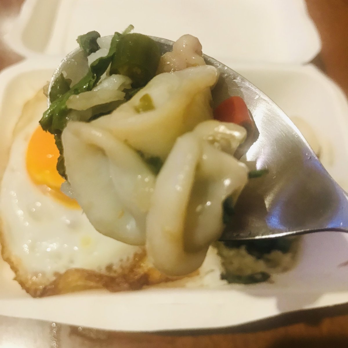 currygenom's tweet photo. 昨夜 @sunakko_thai ガパオ警察に出動したときにテイクアウトした #ガパオプラームック (いかガパオ)が今夜の夕飯。
やべー!めちゃくちゃアロいわ!
#aroimak https://t.co/gPb8Bc672p