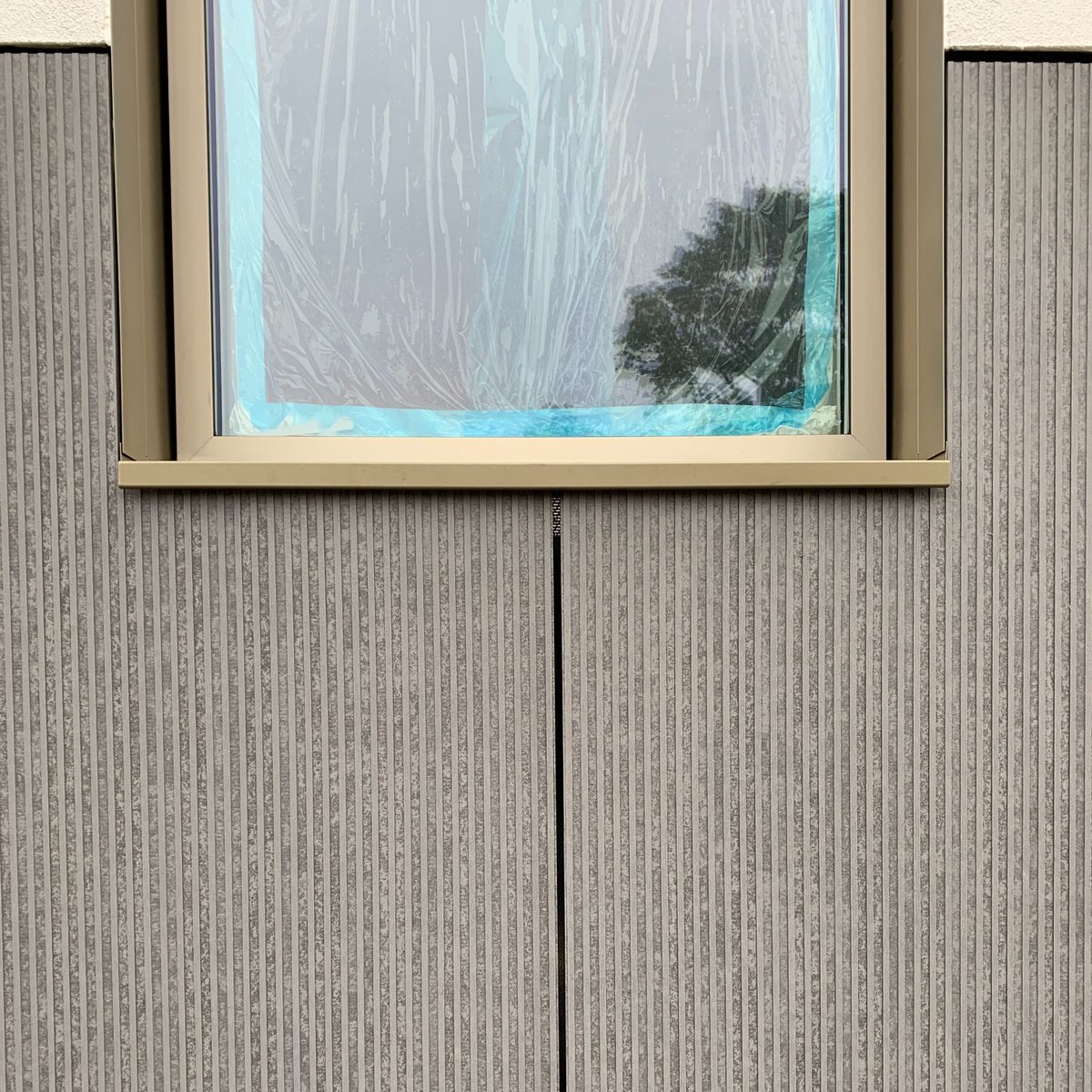 FACIT_HOMES's tweet photo. Textured @equitoneuk panels have been installed at Vermas! These beautiful panels constrast the smooth render and standing seam metal roof, complementing the aluminium window reveals and completing the contemporary #design of this bespoke home. https://t.co/Vm5wvMioaR