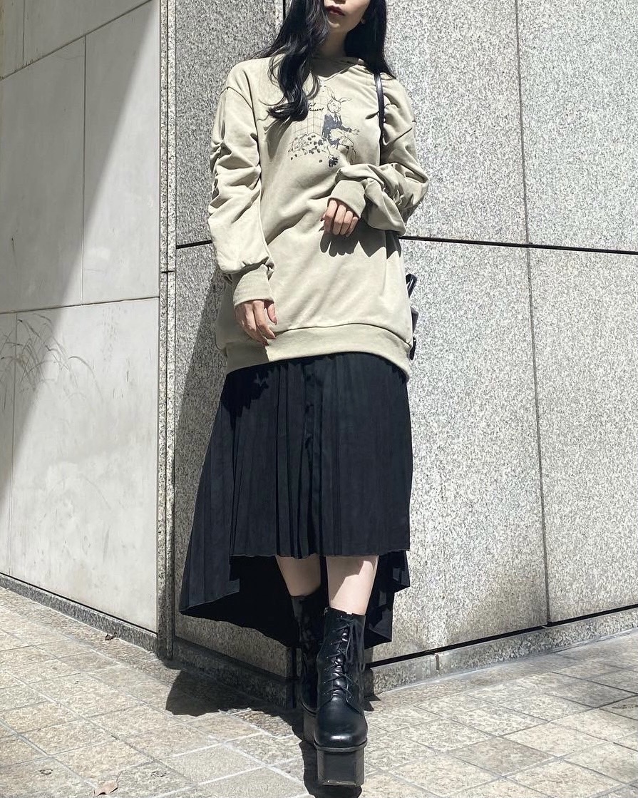 EATME_tweet's tweet image. 【ZOZO INFO💻】

おすすめコーディネートをPICKUP🗝

#パッカリングスリーブスウェットワンピース
#アコーディオンプリーツスカート
#BOXBAG
#クロスローズネックレス

ワンピースにスカートをレイヤードすると
カジュアルガーリーな雰囲気に・・🖤
▶︎ bit.ly/3ha9Wo3