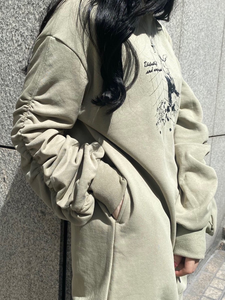 EATME_tweet's tweet image. 【ZOZO INFO💻】

おすすめコーディネートをPICKUP🗝

#パッカリングスリーブスウェットワンピース
#アコーディオンプリーツスカート
#BOXBAG
#クロスローズネックレス

ワンピースにスカートをレイヤードすると
カジュアルガーリーな雰囲気に・・🖤
▶︎ bit.ly/3ha9Wo3