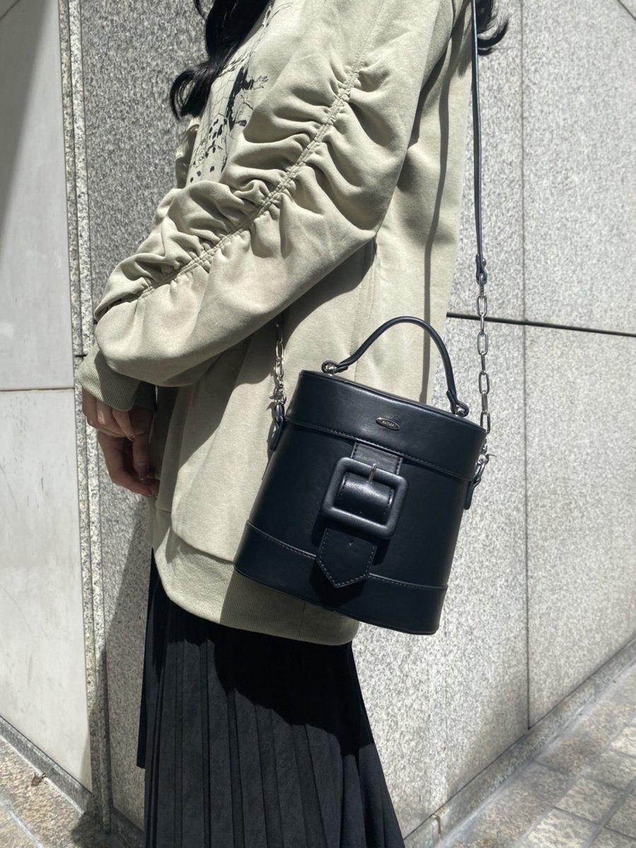 EATME_tweet's tweet image. 【ZOZO INFO💻】

おすすめコーディネートをPICKUP🗝

#パッカリングスリーブスウェットワンピース
#アコーディオンプリーツスカート
#BOXBAG
#クロスローズネックレス

ワンピースにスカートをレイヤードすると
カジュアルガーリーな雰囲気に・・🖤
▶︎ bit.ly/3ha9Wo3