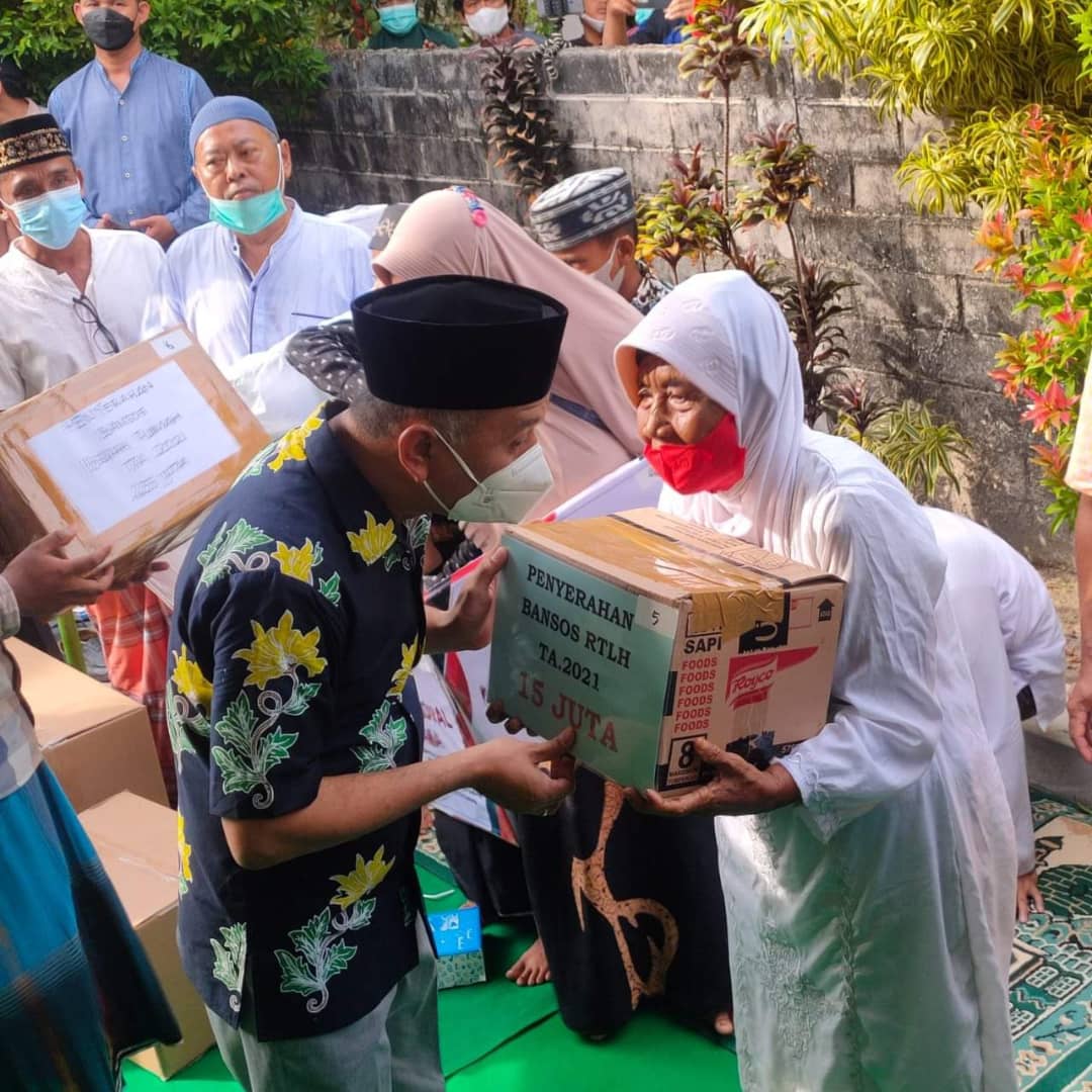 DisperkimJepara's tweet photo. Dalam kegiatan “Musholla Bergerak” di Musholla At Taqwa, Desa Karimunjawa RT 03 RW 01 Kec Karimunjawa, tanggal 15 Oktober 2021, Bupati Jepara H. Dian Kristiandi S.Sos, memberikan bantuan sosial RTLH (Rumah Tidak Layak Huni) bersumber dari APBD Jepara tahun 2021 kepada 14 penerima https://t.co/7yZwrx2fPZ