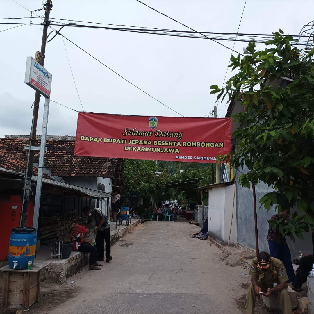 DisperkimJepara's tweet photo. Dalam kegiatan “Musholla Bergerak” di Musholla At Taqwa, Desa Karimunjawa RT 03 RW 01 Kec Karimunjawa, tanggal 15 Oktober 2021, Bupati Jepara H. Dian Kristiandi S.Sos, memberikan bantuan sosial RTLH (Rumah Tidak Layak Huni) bersumber dari APBD Jepara tahun 2021 kepada 14 penerima https://t.co/7yZwrx2fPZ