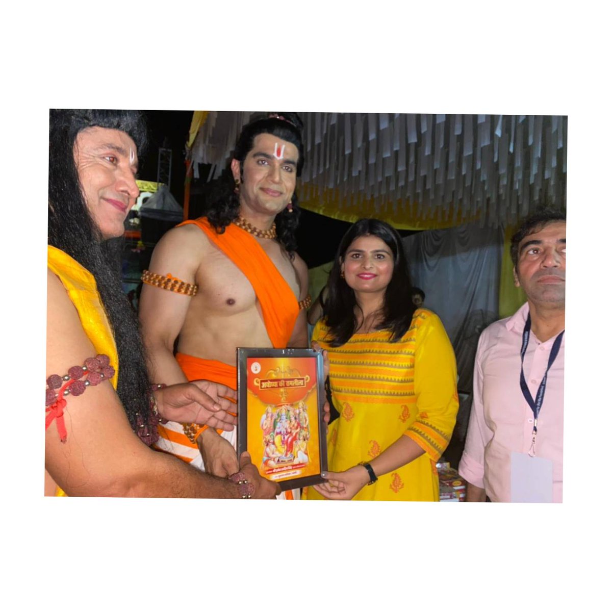 Srishti24Mehta's tweet photo. अयोध्या में चल रही रामलीला में श्री राम का किरदार निभा रहे राहुल भूचर, हनुमान बने बिंदू दारा सिंह और लंकापति नरेश का किरदार निभा रहे शाहबाज खान से कवरेज के दौरान चर्चा।
.
.
.
.
.
.
.
.
.
#bindudarasingh #shahbazkhan #rahulbhuchar  #ayodhya #raamleela #reporting #coverage https://t.co/mceYVmQPit