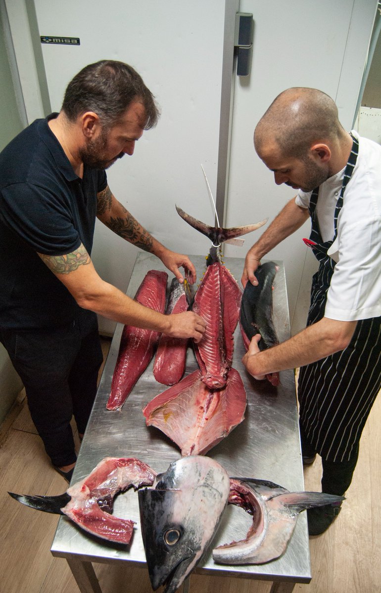 xemeibcn's tweet photo. Pinna gialla!! Ya tenemos el atún rojo en casa!

#xemei #xemeirestaurant #barcelona #atunrojo #pinnagialla #fratellicolombo #colombobrothers
#poblesec https://t.co/w7DTVDnjT1
