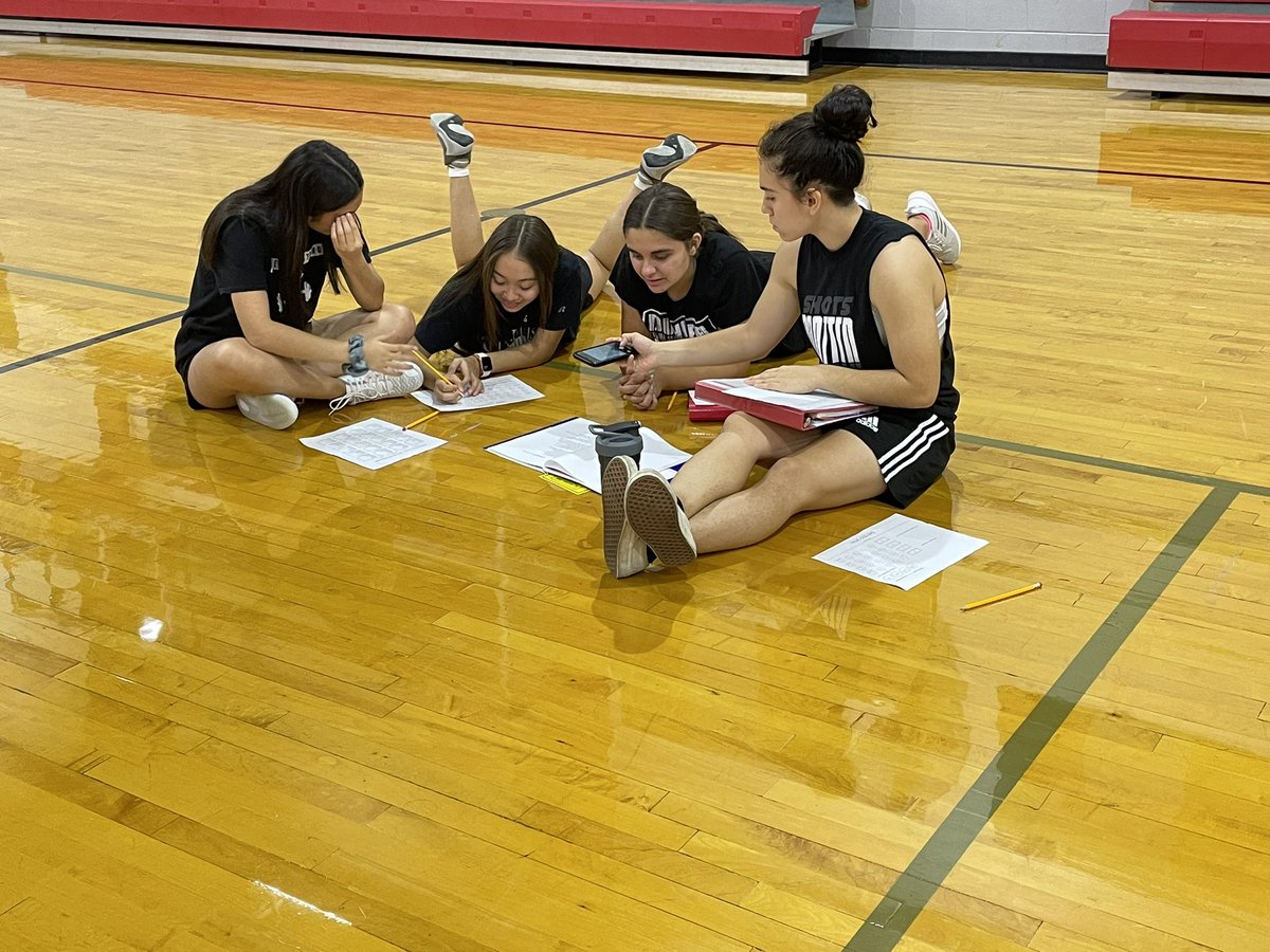 LeeVols_GBB's tweet photo. Just some good ole’ team bonding and learning about personalities! :) #ladyvols #leehs #bigred #volunteers #ladyvolsbb #teambonding #lee #neisd https://t.co/XlgYOoOy9T