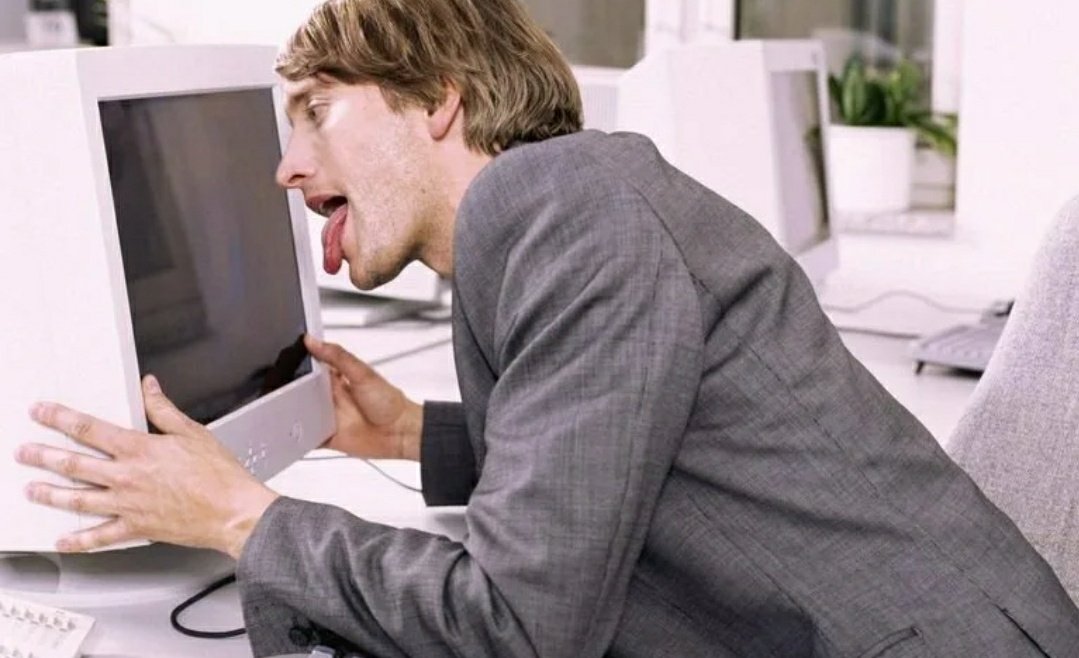Полижу телефон. Обнимает компьютер. Человек обнимает компьютер. Человек целует компьютер. Парень обнимает компьютер.