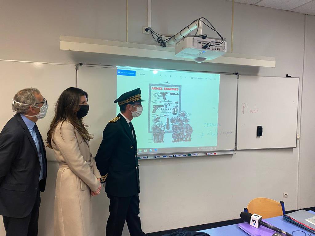 Hommage national à Samuel Paty
Avec <a href="/Prefet27/">Préfet de l'Eure</a> <a href="/AugerSteph/">stephanie auger</a> et Françoise Moncada, nous nous sommes rendus ce matin au collège Paul-Bert à #Evreux. Tous ensemble, défendons les valeurs de la République