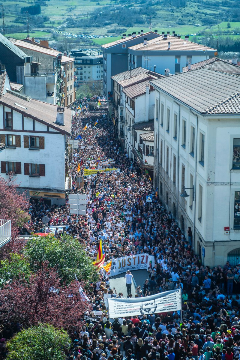 BelPozueta's tweet photo. Encarcelaron a nuestros hijos en un juicio político plagado de irregularidades, criminalizaron a todo un pueblo con falsas acusaciones y nos hicieron sufrir una injusticia que aún hoy perdura.

Pero sus montajes no pudieron destruir la fuerza que nos guía 5 años después. #Altsasu https://t.co/HYuFeohVfq
