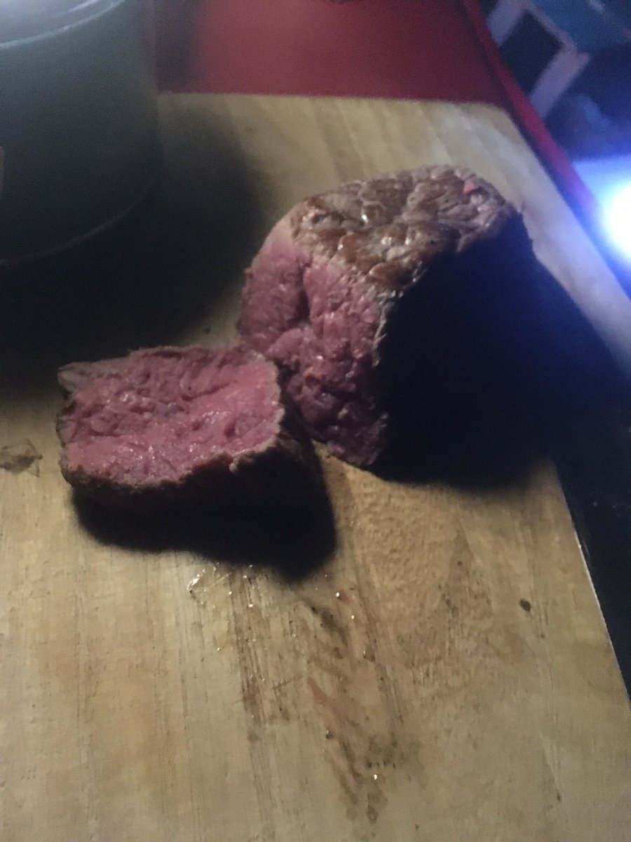 beginner_camper's tweet photo. 3日前のキャンプはローストビーフ、燻製と初めての料理☺️
100均メスティンで簡単燻製🤣
ローストビーフはできたのか分からん笑 https://t.co/E2Tuk8ZMYv