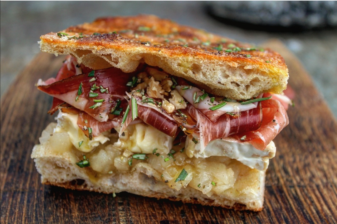 FOCACCIA CON PERE BRIE NOCI SPECK E MIELE
link alla ricetta: bit.ly/2pNmRpo
#passioneperlafocaccia #ilgustodiandre #pizza #focacciafarcita #food #ricette #focaccia #focacciainteglia