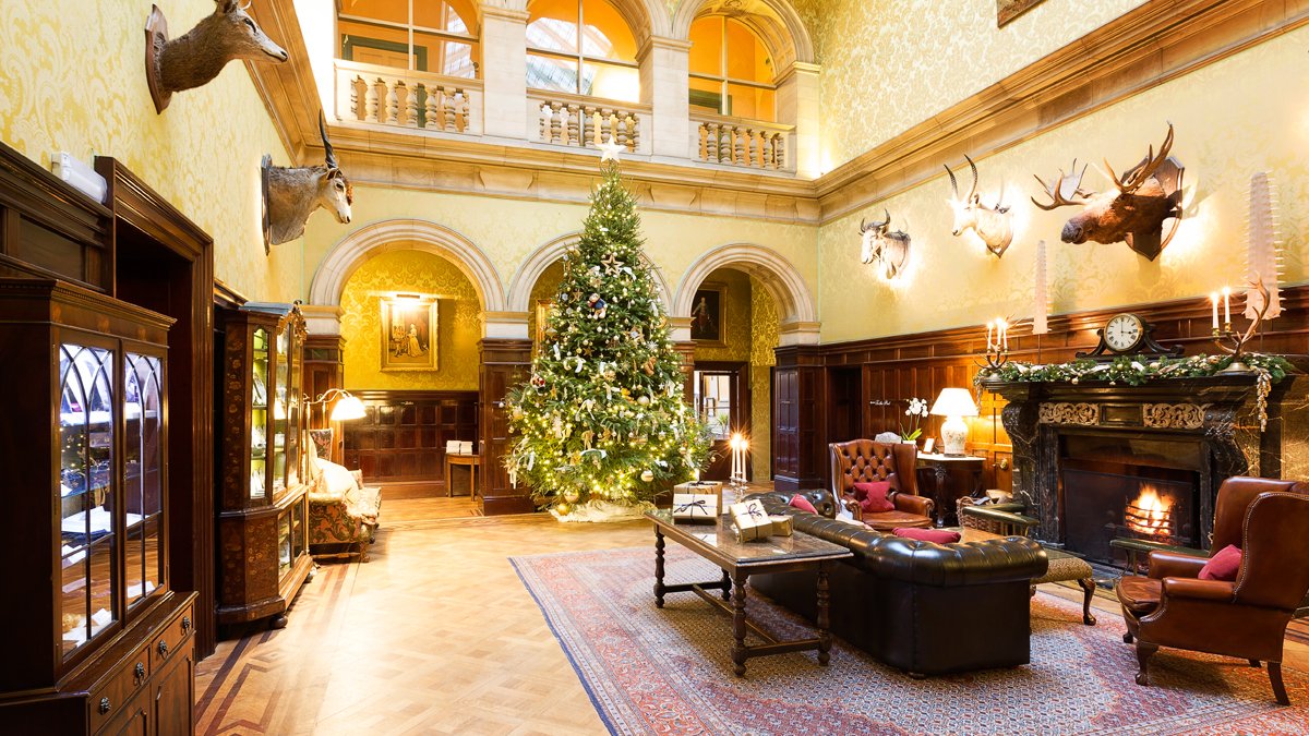 This Christmas we invite you to indulge, relax and catch up with your dearest family and friends in the most peaceful and luxurious setting. staplefordpark.com/christmas-and-… #Christmas #christmas2021 #countryhouse #prideofbritainhotels #leicestershire #staplefordpark #luxuryhotels