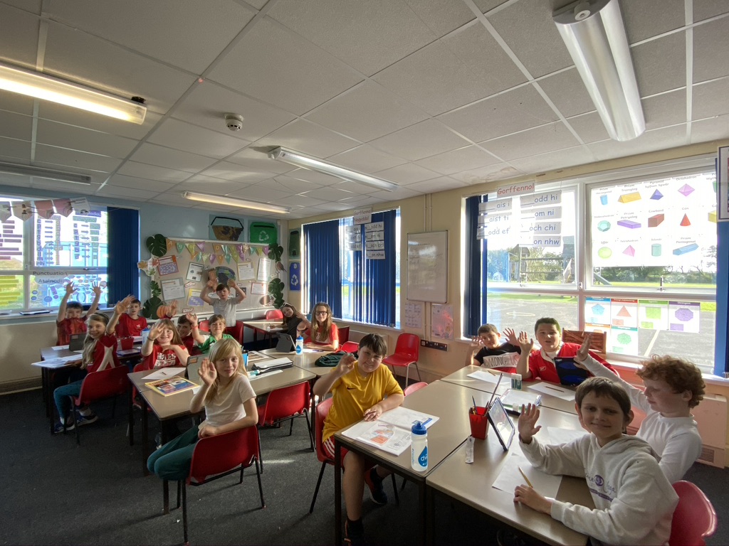 Ysgolbeca's tweet photo. Disgyblion Ysgol Beca wrth eu boddau yn dathlu Diwrnod Shwmae Su'mae. Edrych ymlaen yn fawr iawn at y disgo - Diolch Dj Marc Griffiths
Beth am y gân Dawnsia gan Fleur De Lys 
@cymrufm @CarmsCouncil @Siarteriaith https://t.co/Y0XBysXr17