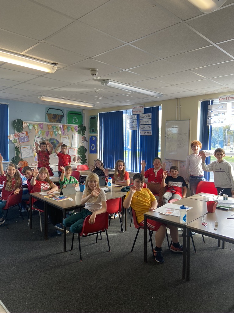 Ysgolbeca's tweet photo. Disgyblion Ysgol Beca wrth eu boddau yn dathlu Diwrnod Shwmae Su'mae. Edrych ymlaen yn fawr iawn at y disgo - Diolch Dj Marc Griffiths
Beth am y gân Dawnsia gan Fleur De Lys 
@cymrufm @CarmsCouncil @Siarteriaith https://t.co/Y0XBysXr17