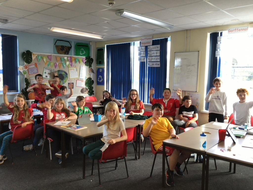 Ysgolbeca's tweet photo. Disgyblion Ysgol Beca wrth eu boddau yn dathlu Diwrnod Shwmae Su'mae. Edrych ymlaen yn fawr iawn at y disgo - Diolch Dj Marc Griffiths
Beth am y gân Dawnsia gan Fleur De Lys 
@cymrufm @CarmsCouncil @Siarteriaith https://t.co/Y0XBysXr17