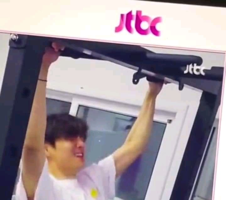 kopiko_b's tweet photo. Taehyung gone mad🥵 https://t.co/BxwZYBlxj4