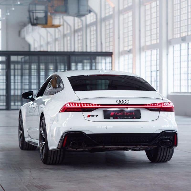 4 rings. 8 cylinders. With a powerful V8 engine, the #AudiRS7 offers a lot of power.
📸: Audi Deutschland