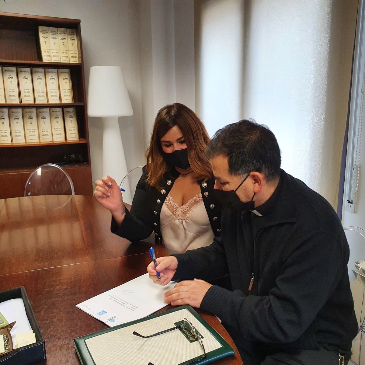 masies_voltrega's tweet photo. L'Ajuntament de #lesMasiesdeVoltregà adquireix l'edifici de la Casa de les Monges de Vinyoles
Avui l'alcaldessa, Verònica Ruiz, ha signat la compra de l'antic edifici de Casa de les Monges propietat del #Bisbat per un import de 113.387,74 €
https://t.co/qkKJR0pmDL
#LMV #DiBa https://t.co/NBQ8Z8W6zF