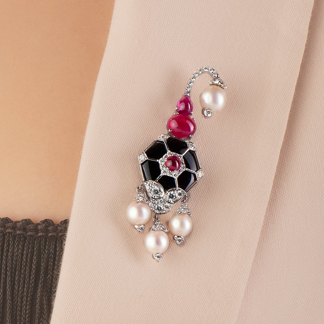 MirariJewels's tweet photo. A unisex treasure that's perfect for the upcoming gifting season, indulge your loved ones in the handcrafted perfection of our black enamel, white gold and a diamond brooch!

Now available on our website https://t.co/3kXkVu7841 or place your queries at +91-9818899159. https://t.co/jmloGknMtc