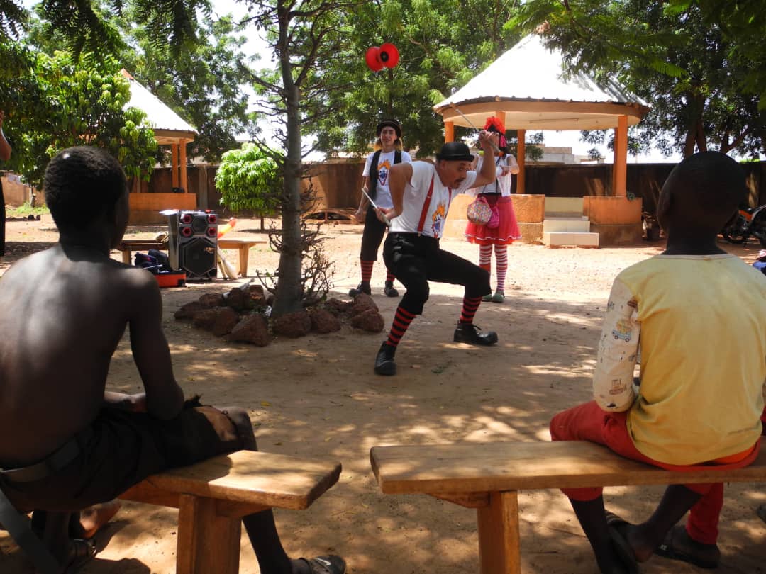 psfcwb's tweet photo. [ESP]✍️🌍 Ya podéis leer la primera entrada en el #BlogPSF de la expedición en #BurkinaFaso. ¡Nuestrxs embajadores de la risa nos cuentan sus primeras sensaciones en el país compartiendo sonrisas!🎪

👉https://t.co/Q2eSPE1fz7 https://t.co/jCWAOQGuQ2