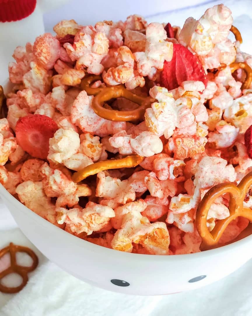 ZulayKitchen's tweet photo. #hollydays #dmvfoodies #dmv #popcorn #popcornmaker #snowman #strawberrypopcorn #popcornrecipe #recipe #recipeoftheday #snacks #snackattack #snackideas #popcornbowl #kitchenware #popcornmaker https://t.co/0ZvgZsV2uf