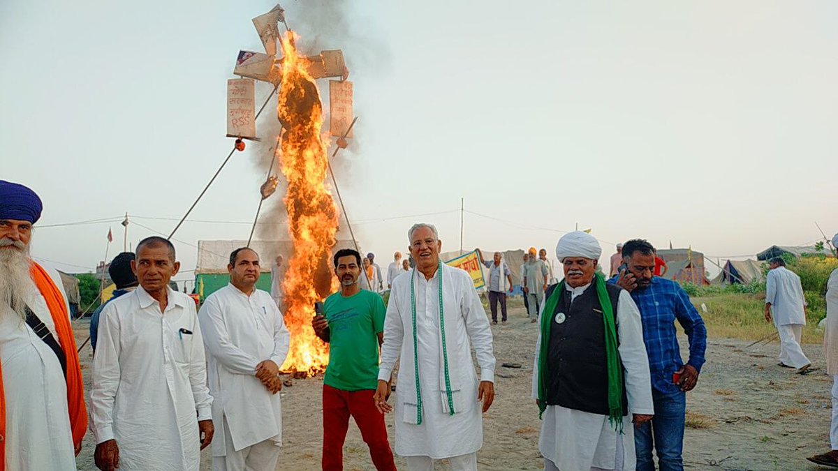 meelrajaram's tweet photo. शाहजहांपुर खेड़ा बॉर्डर किसान आंदोलन स्थल पर रावण रूपी मोदी का पुतला जलाया गया।
#आज_का_रावण_नरेंद्र_मोदी 
@Kisanektamorcha @kisanItcell1 https://t.co/iXPhl1wdeF