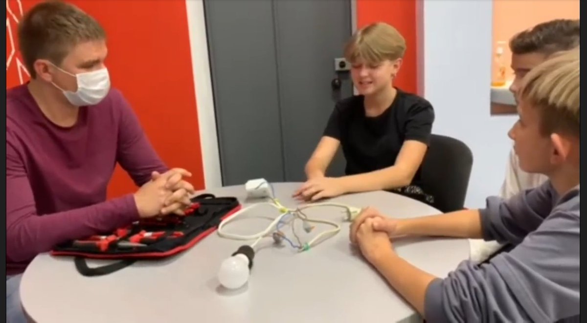 11.10.2021 г. в рамках мероприятий по профориентации обучающихся "Затра начинается сегодня", в 7 "а" классе ГБОУ СОШ с. Пестравка состоялась профессиональная проба "Электромонтер".