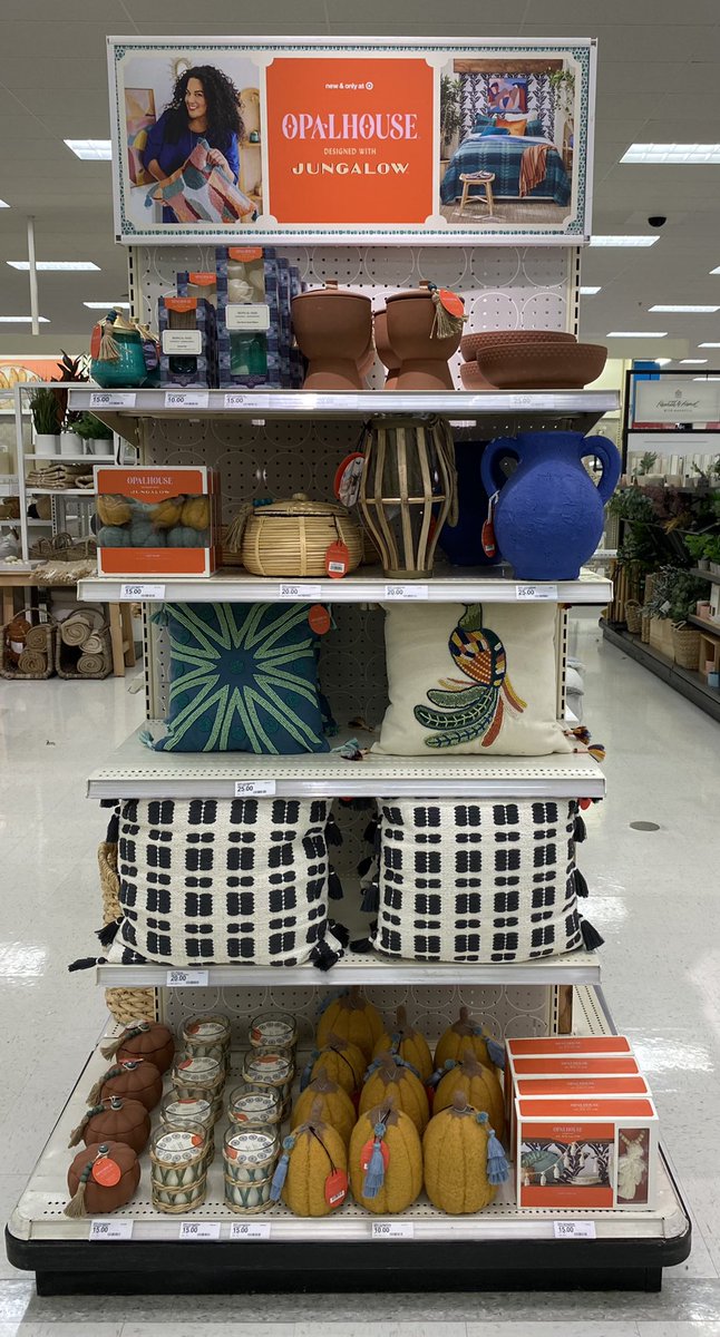 ElyssaSue's tweet photo. Quick table and endcap remerch before the weekend. ππΎ Recognition to Sidney for working with me to learn some new remerchandising skills! #t1317 #vmlife #targetvm @k_ledesma6913 @cinlafountain @ashleyglick9 @settoselltarget @aleahmarie19 @garmtgt https://t.co/wVtZ9wDLeV