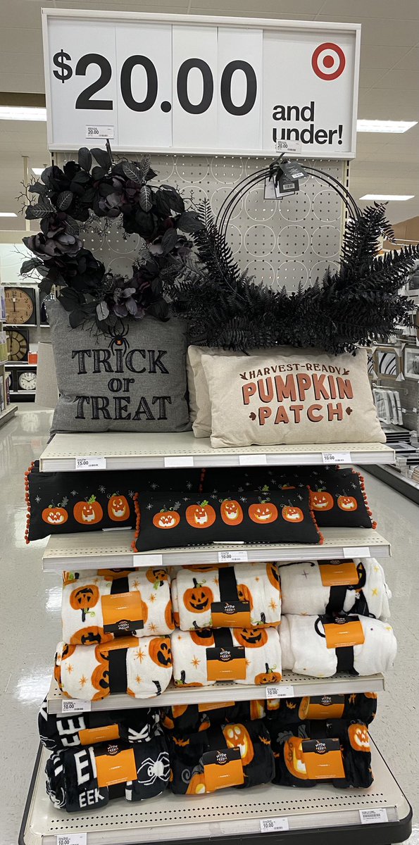 ElyssaSue's tweet photo. Quick table and endcap remerch before the weekend. ππΎ Recognition to Sidney for working with me to learn some new remerchandising skills! #t1317 #vmlife #targetvm @k_ledesma6913 @cinlafountain @ashleyglick9 @settoselltarget @aleahmarie19 @garmtgt https://t.co/wVtZ9wDLeV